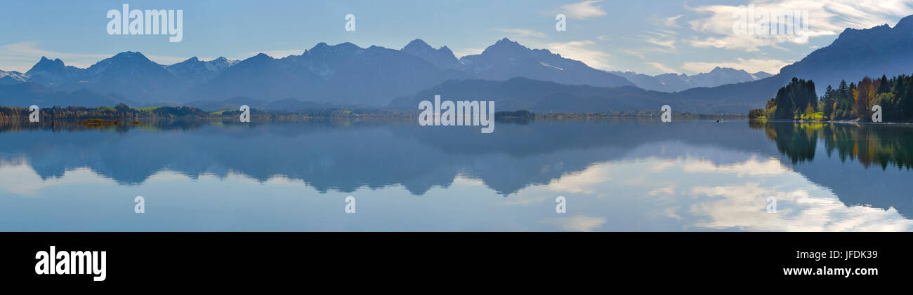 Montagnes panorama en Bavière dans la mise en miroir symétrique du lac Forggensee à proximité city füssen Banque D'Images