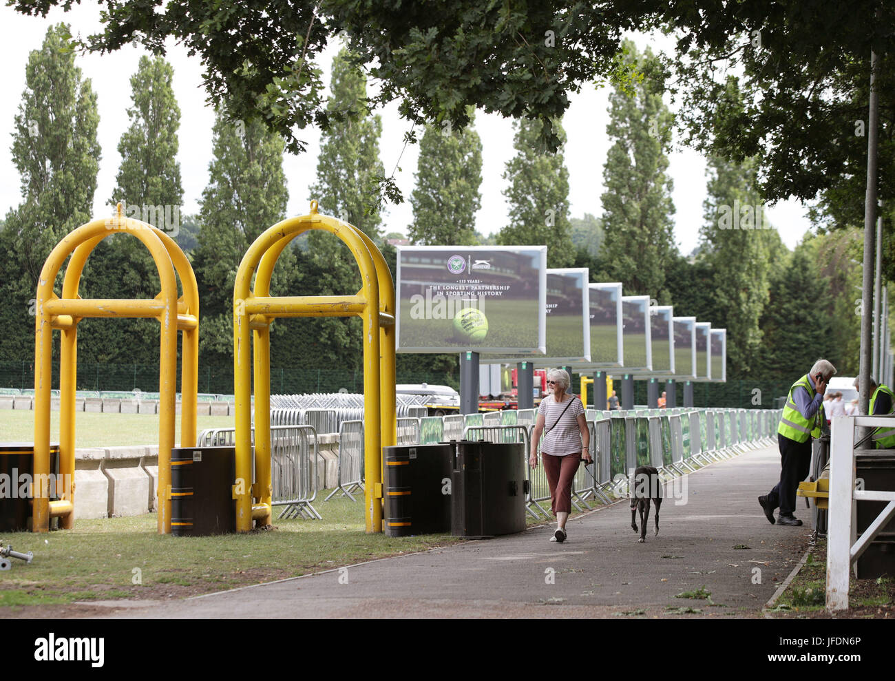 Barrières de sécurité et les blocs en place au parking 10 à Wimbledon Park, devant le tournoi de tennis de Wimbledon à l'All England Tennis Club, dans le sud-ouest de Londres. Banque D'Images