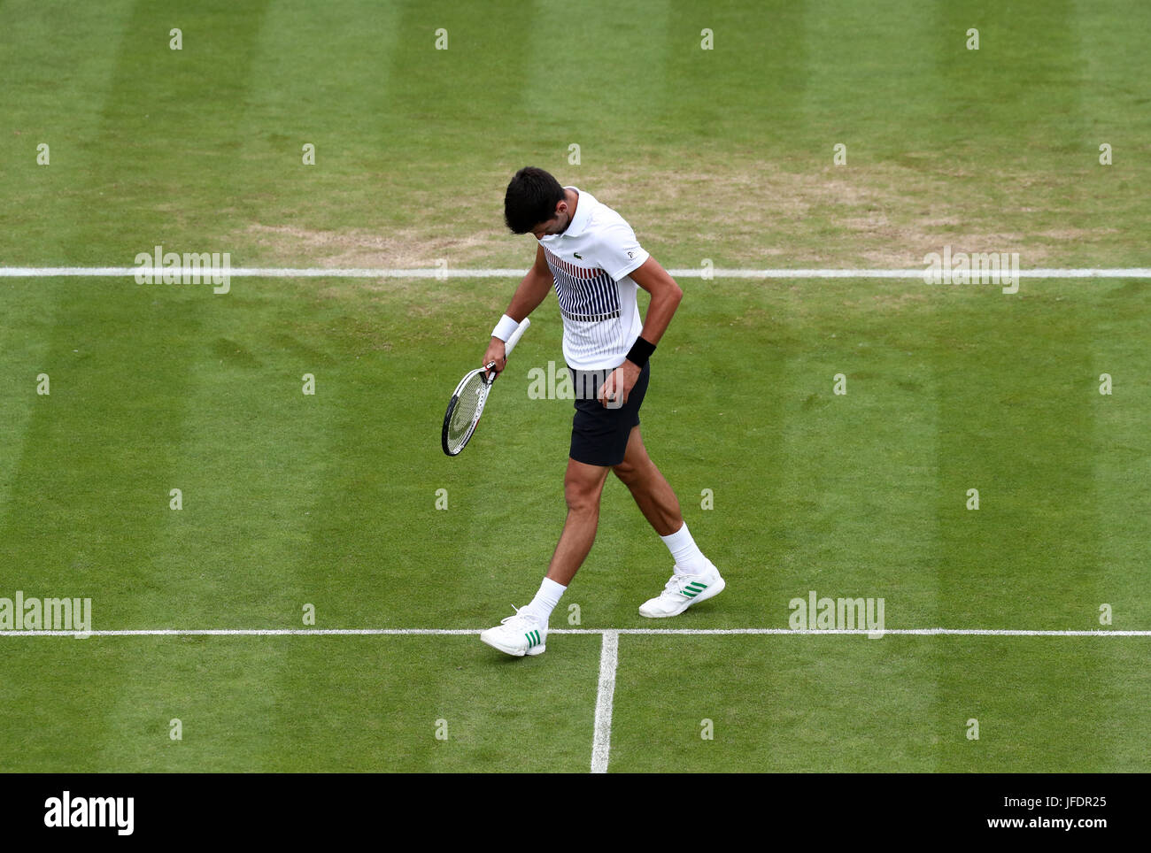 Le Novak Djokovic de Serbie semble abattu lors de son match contre Daniil Medvedev de Russie lors du huitième jour de l'AEGON International au parc Devonshire, à Eastbourne. APPUYEZ SUR ASSOCIATION photo. Date de la photo: Vendredi 30 juin 2017. Voir PA Story TENNIS Eastbourne. Le crédit photo devrait se lire comme suit : Gareth Fuller/PA Wire. . Banque D'Images