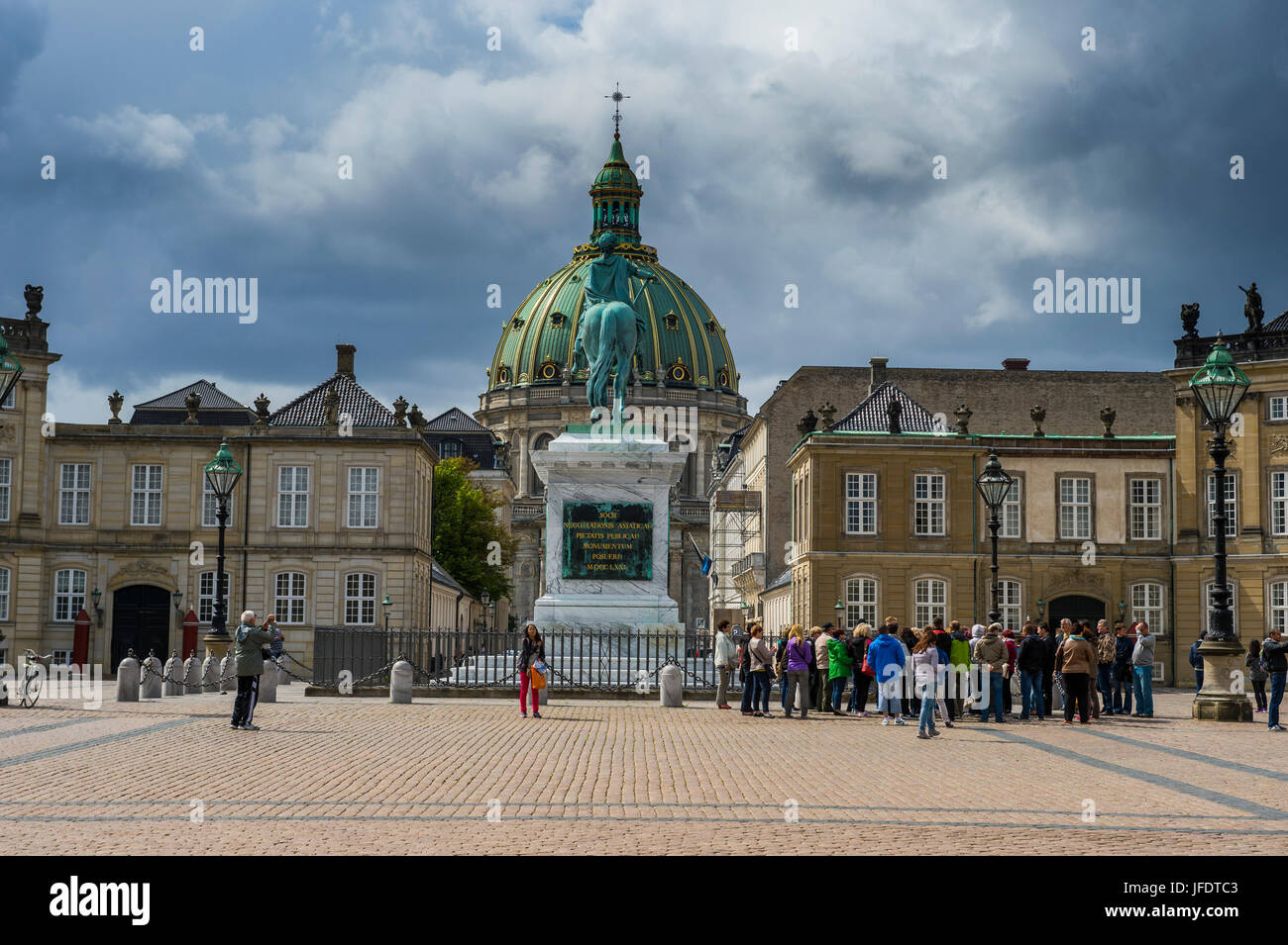 Statue de Frédéric V de Jacques François Joseph Saly. L'hiver, d'Amalienborg accueil de la famille royale danoise, Copenhague, Danemark Banque D'Images