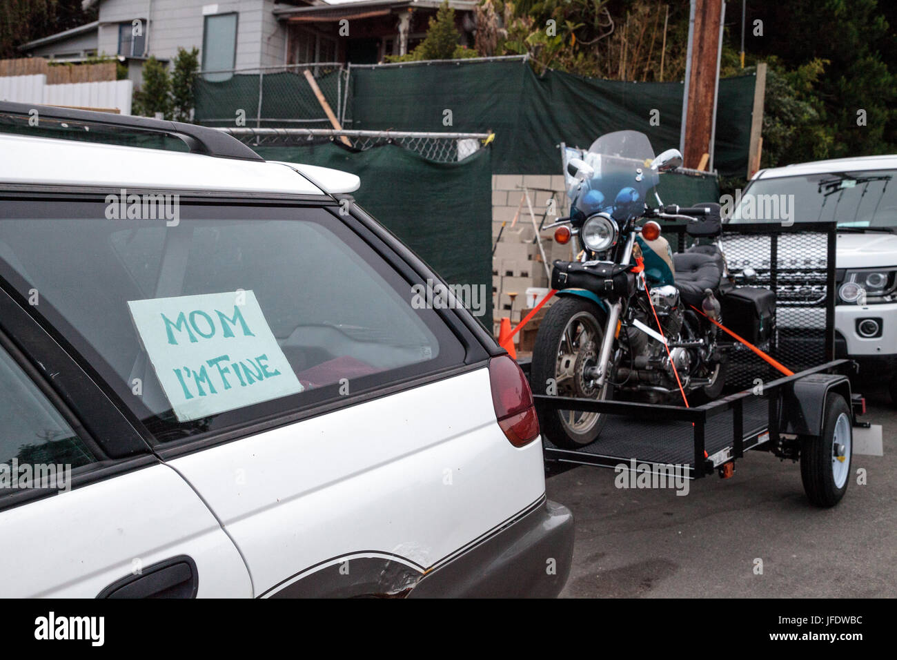 Laguna Beach, CA, USA - 30 juin 2017 : Moto Harley-Davidson 1100 tiré derrière dans une remorque d'une voiture avec un panneau qui dit maman je vais bien. Editori Banque D'Images
