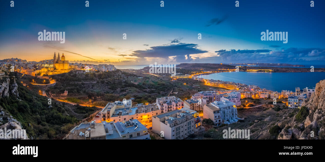 Il-Mellieha, Malte - belle vue panoramique vue sur l'horizon de la ville de Mellieha à heure bleue avec Paris et de l'Église et de la plage de Mellieha Gozo à fond avec b Banque D'Images