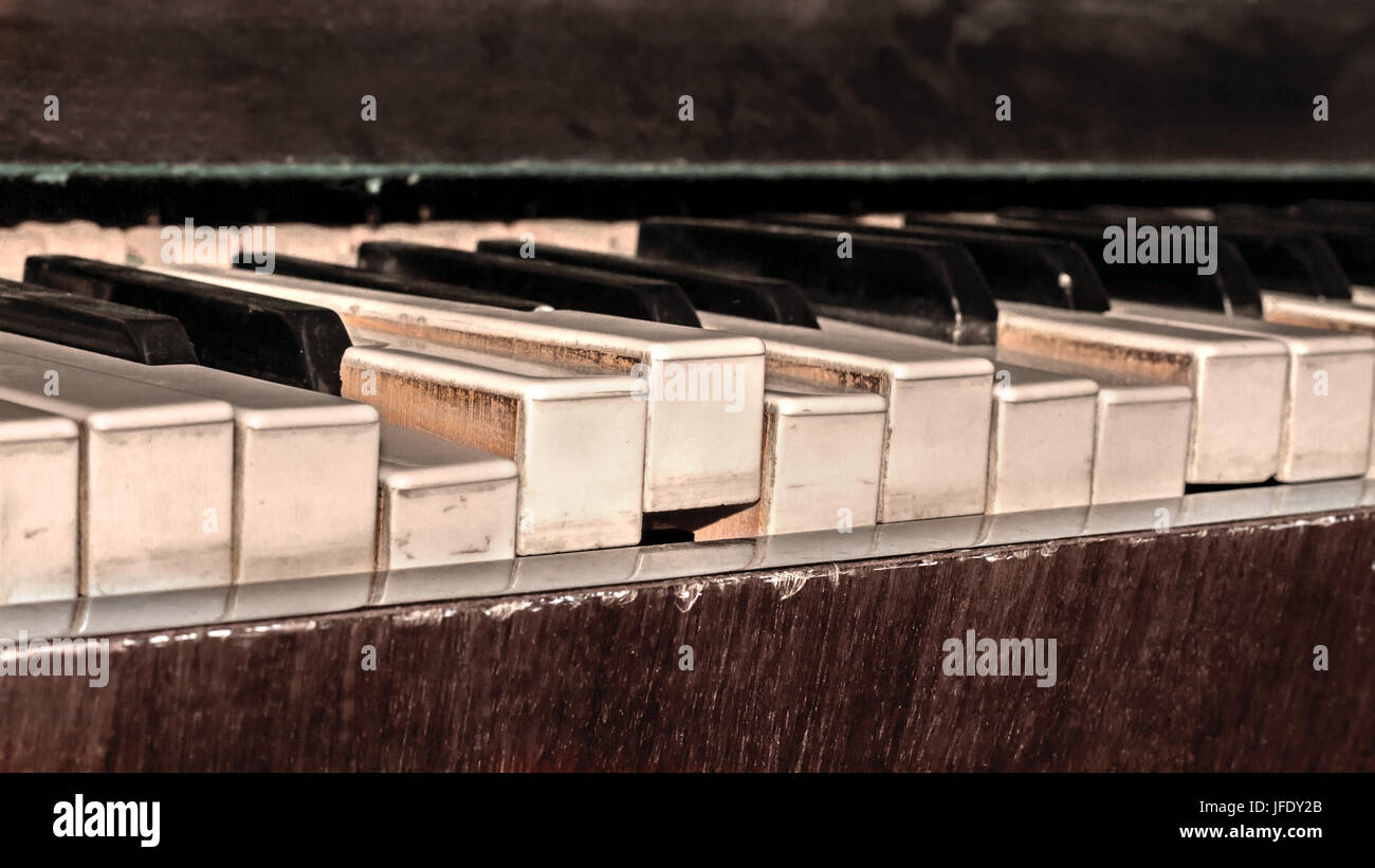 Broken piano keys Photo Stock Alamy