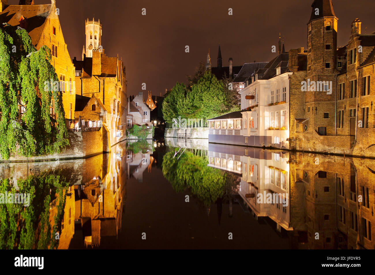 Quai du Rosaire la nuit, Bruges, Belgique. Banque D'Images