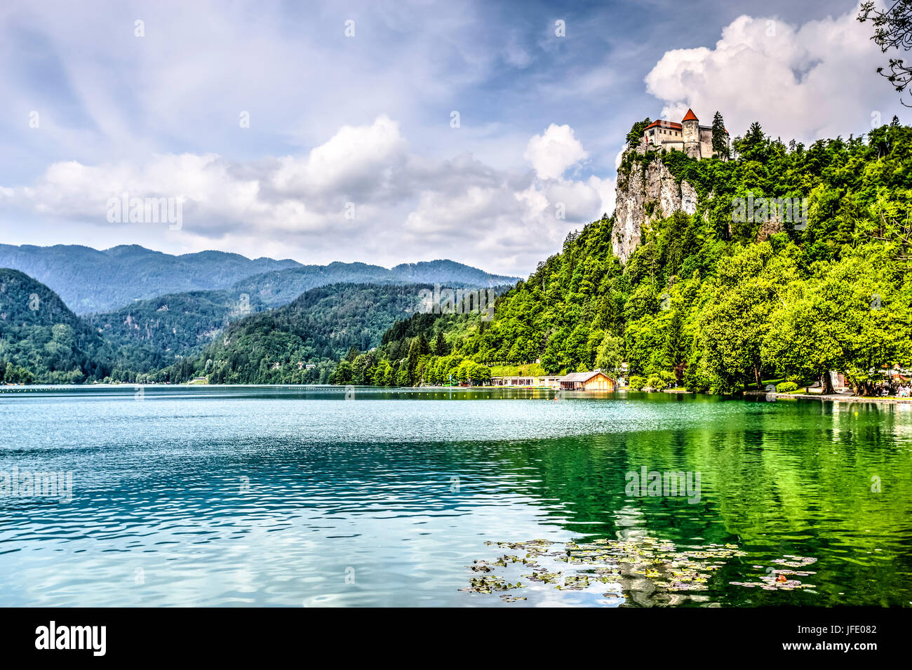 Le château vu du lac de Bled, Slovénie Banque D'Images