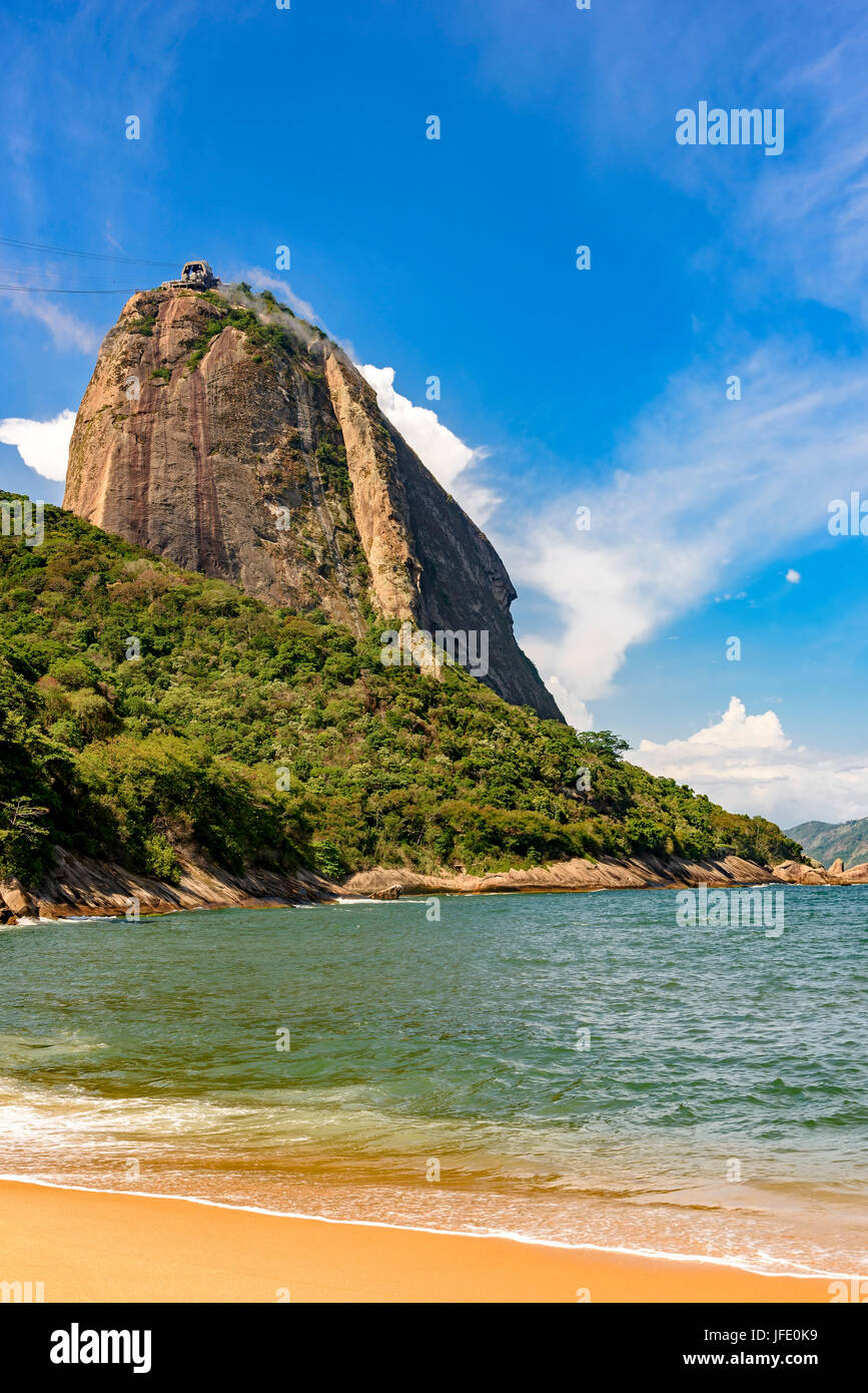 Vue de la plage, l'entrée de la baie de Guanabara et le Pain de Sucre Hill dans le quartier de Urca, Rio de Janeiro Banque D'Images