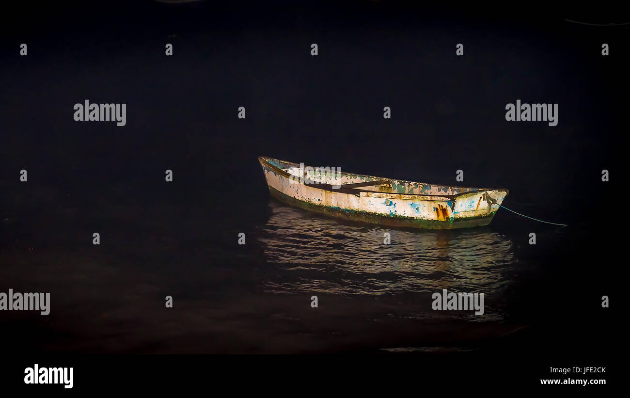 Punt bateau ancré sur la plage de Sunset Banque D'Images