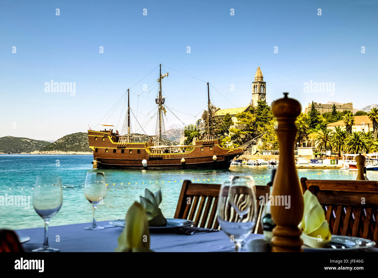 Réglage de la table sur l'un des restaurants dans le port principal de l'île de Sipan, Croatie Banque D'Images