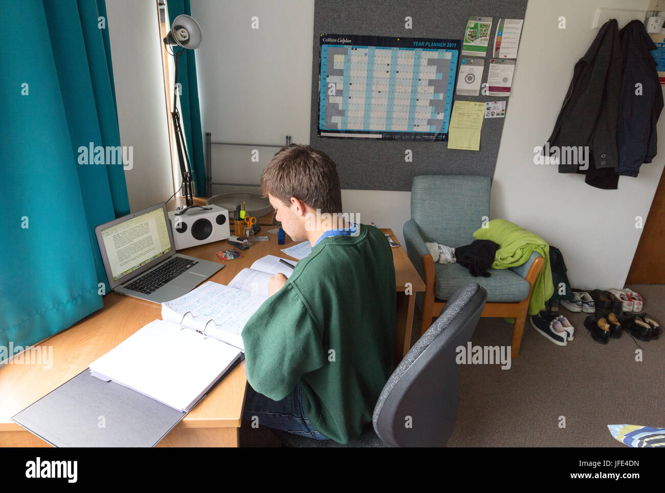 Étudiant à l'Université de Cambridge à étudier dans sa chambre au Queens College de l'Université de Cambridge CAMBRIDGE UK Banque D'Images