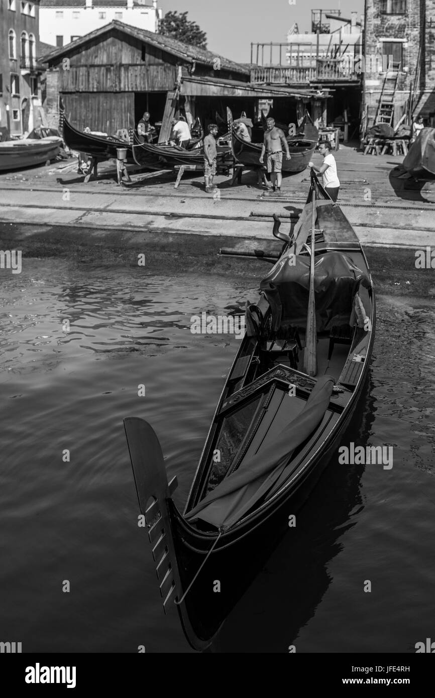 - Venise, juin 2017. Artisans réparer une gondole à San Trovaso à Venise, Italie. Banque D'Images