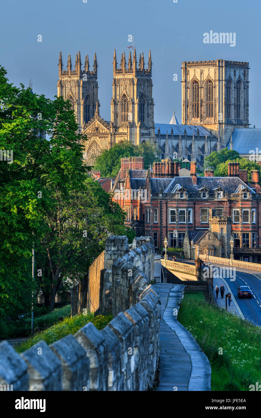 Mur médiéval et York Minster (la cathédrale et l'église Saint Pierre Metropolitical), York, Yorkshire, Angleterre, Royaume-Uni Banque D'Images