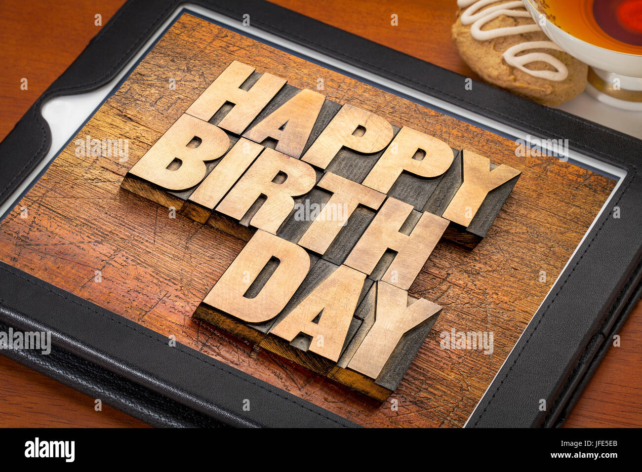 Joyeux Anniversaire Carte De Souhaits Resume En Word Type De Bois Typogravure Sur Tablette Numerique Avec Une Tasse De The Et Des Cookies Photo Stock Alamy