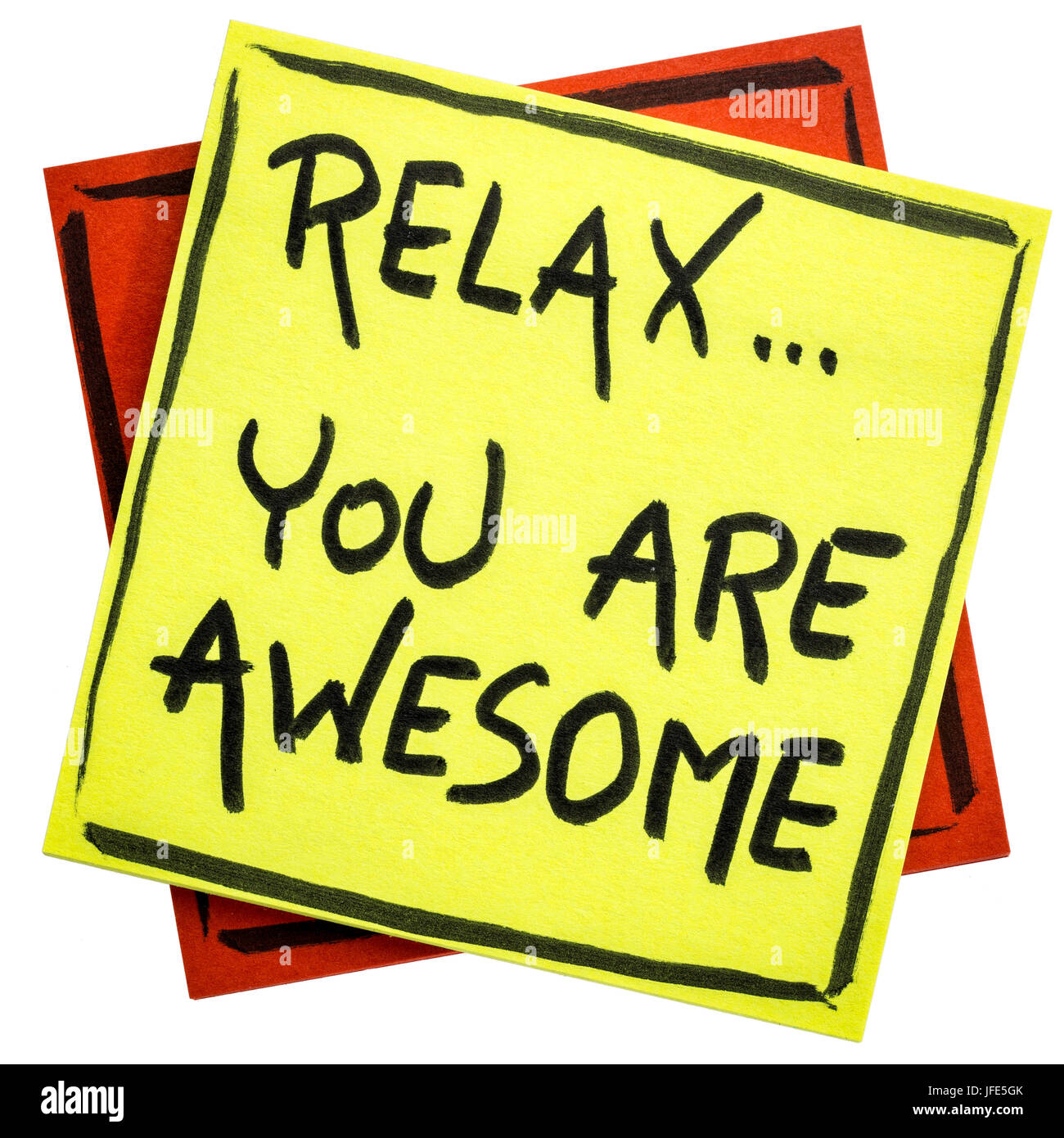 Détendez-vous, vous êtes awesome - rappel ou une affirmation positive - écriture sur une note adhésive isolés Banque D'Images