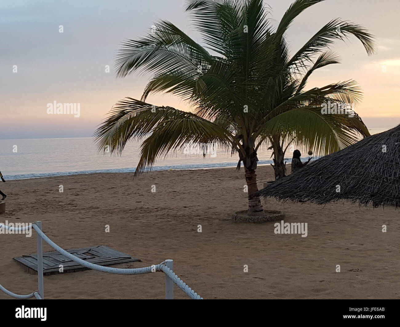 En début de soirée, coucher de soleil sur african beach resort à Saly, Sénégal Banque D'Images