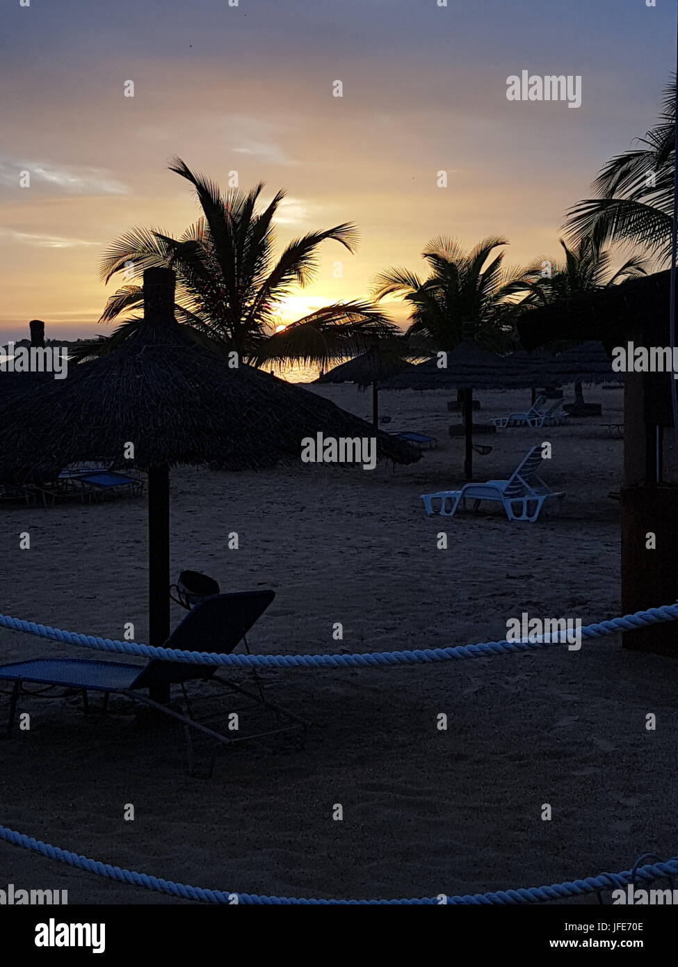 Coucher de soleil sur plage plage du complexe du Sénégal, Saly, Sénégal Banque D'Images