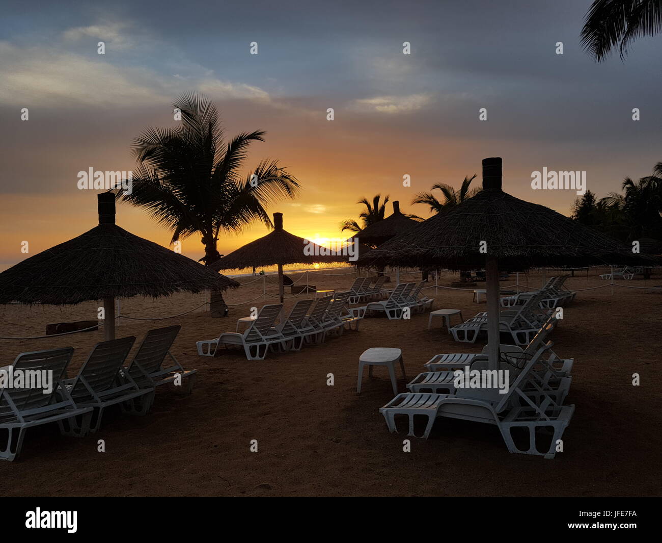 Coucher de soleil sur plage à Saly, Sénégal Banque D'Images