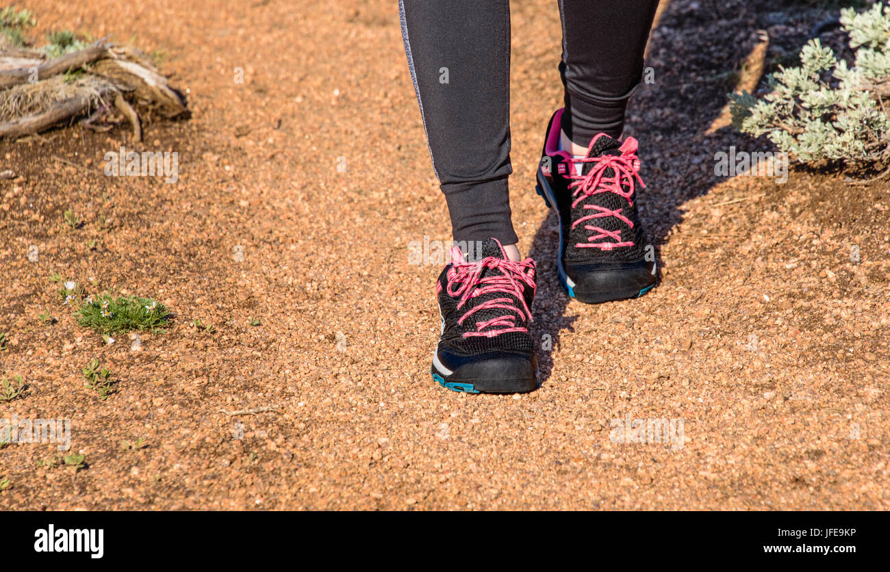 Close up de chaussures de randonnée, les chaussures et les jambes. Dame,  jeune fille, jeune femme en randonnée dans la nature, parc national. femme  jambes randonneur sur un sentier rocheux en montagne.