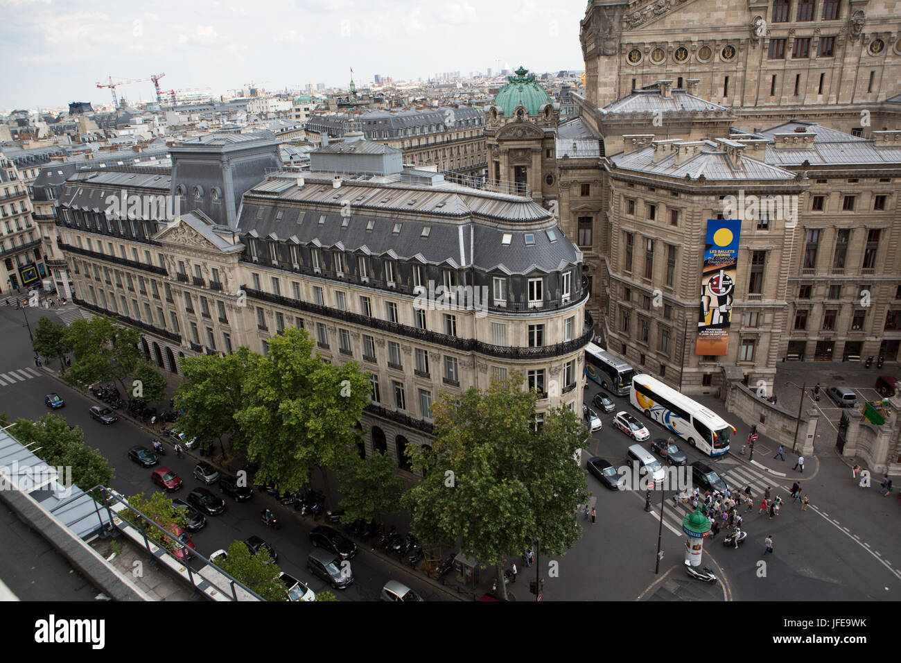 Le trafic et les piétons remplir la route à proximité de l'Opéra de Paris, Palais Garnier. Banque D'Images