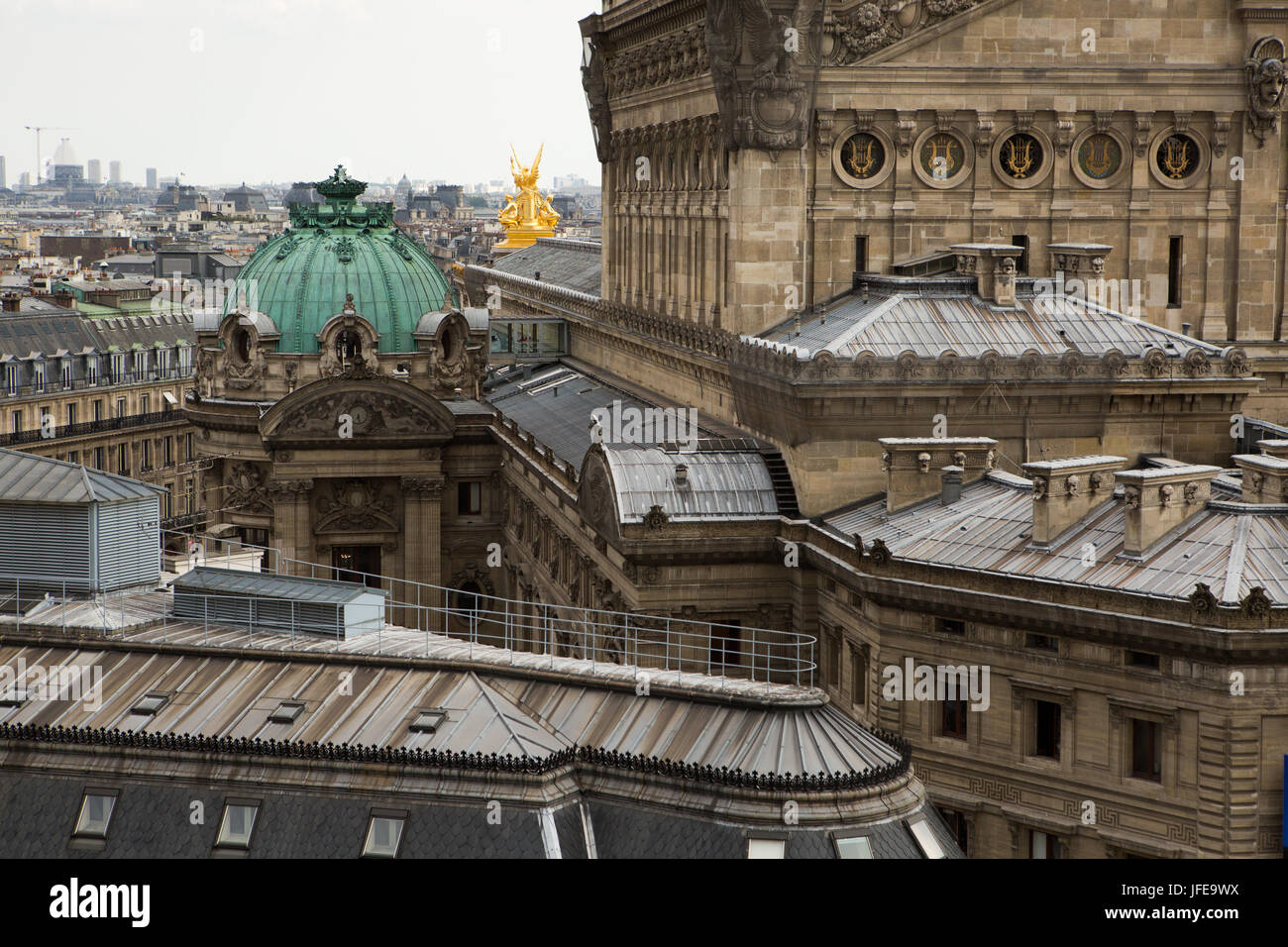 L'architecture de l'Opéra de Paris, Palais Garnier, à l'égard de la ville en toile de fond. Banque D'Images