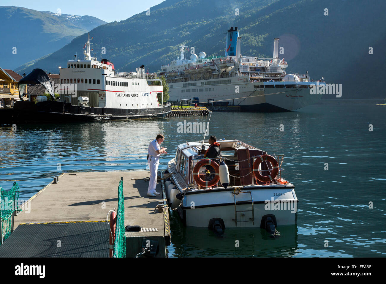 Village de Flåmsdalen Flam, à l'extrémité interne de l'Aurlandsfjorden Banque D'Images