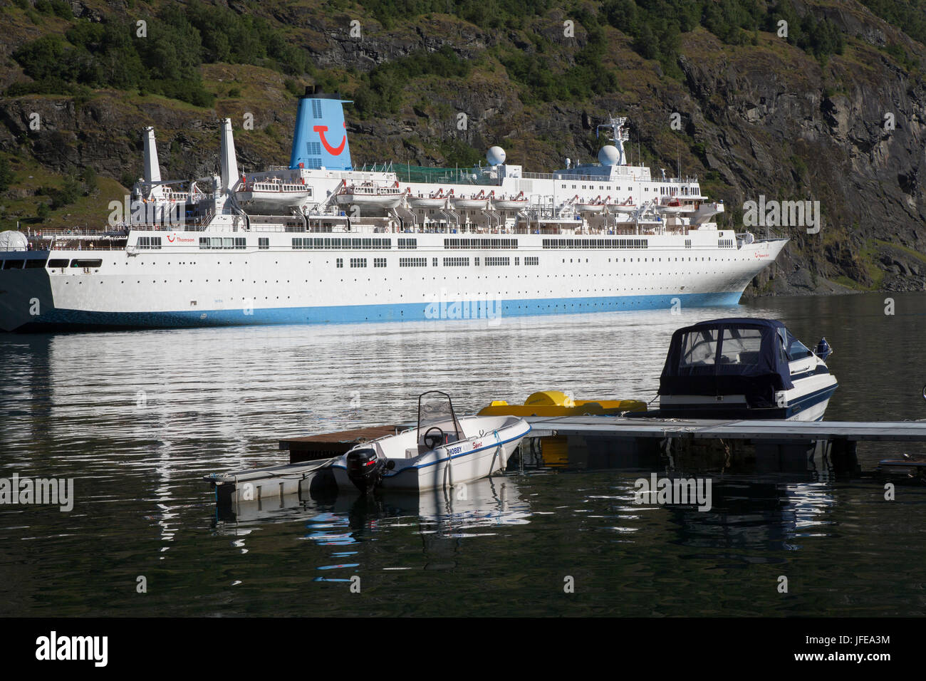 Village de Flåmsdalen Flam, à l'extrémité interne de l'Aurlandsfjorden Banque D'Images