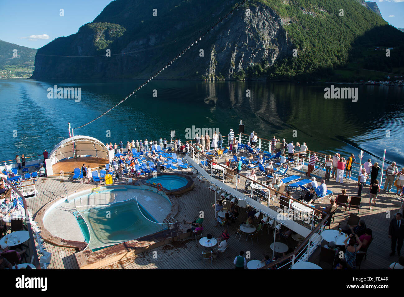 Cruse Navire Départ village de Flåmsdalen Flam, à l'extrémité interne de l'Aurlandsfjorden Banque D'Images