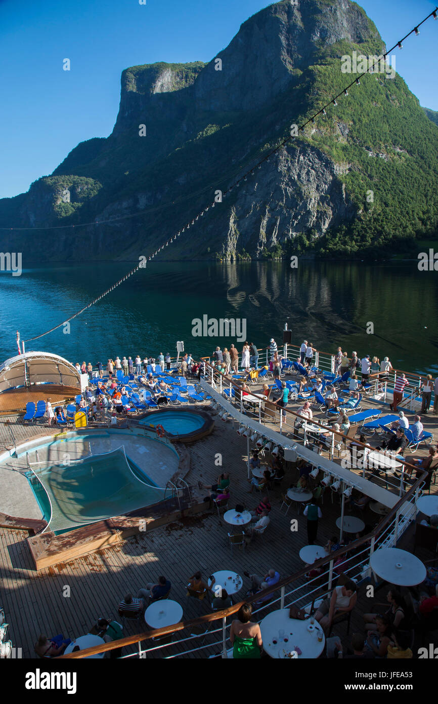 Bateau de croisière Quitter Flam village de Flåmsdalen, à l'extrémité interne de l'Aurlandsfjorden Banque D'Images