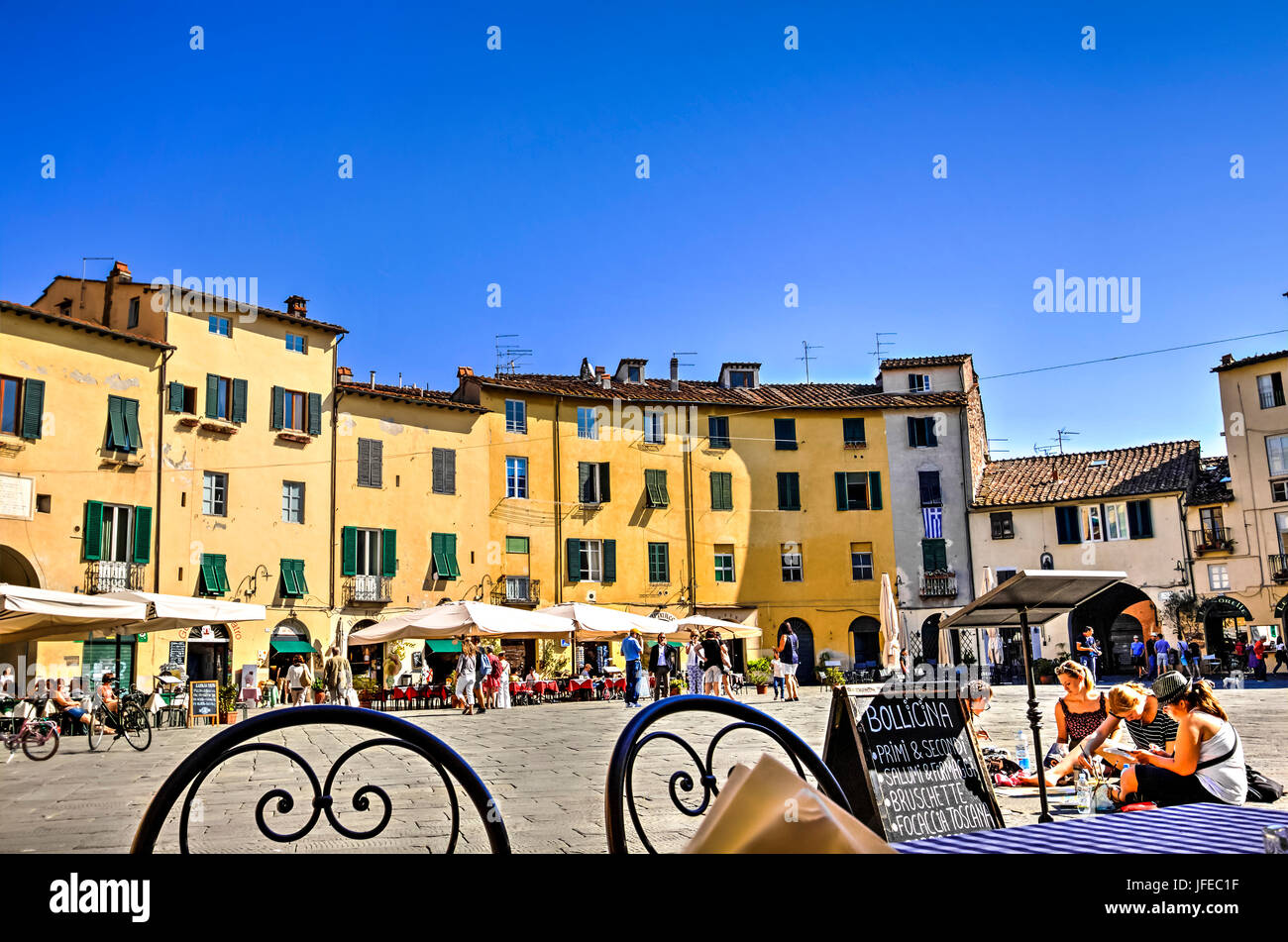 La place de l'amphithéâtre à Lucques, Italie Banque D'Images