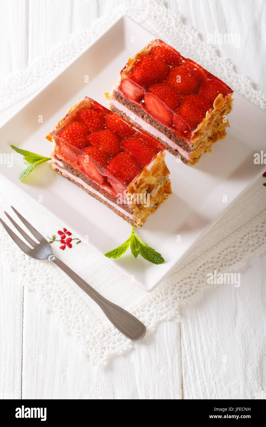 Dessert : Gâteau au chocolat fraise close-up sur une plaque verticale sur la table. Banque D'Images