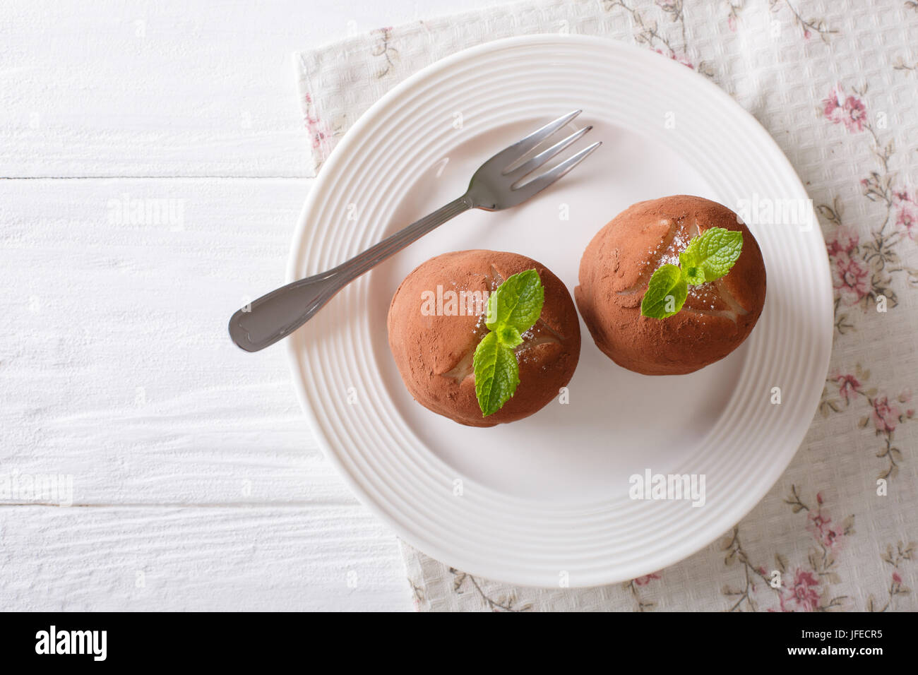 Boules de rhum autrichien à la menthe gâteau sur une plaque horizontale vue du dessus. Banque D'Images
