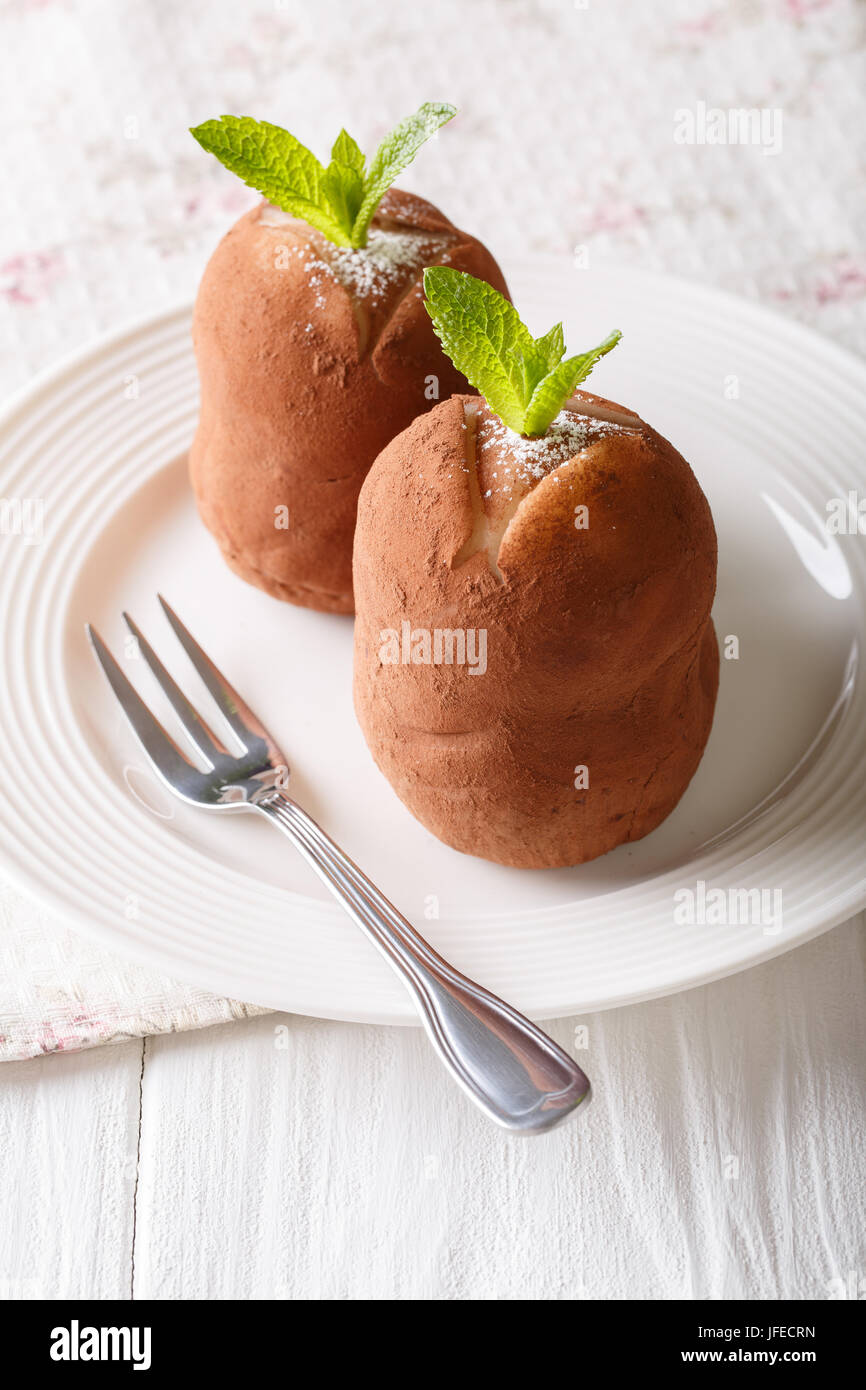 Boules de rhum autrichien à la menthe gâteau sur une assiette. La verticale Banque D'Images