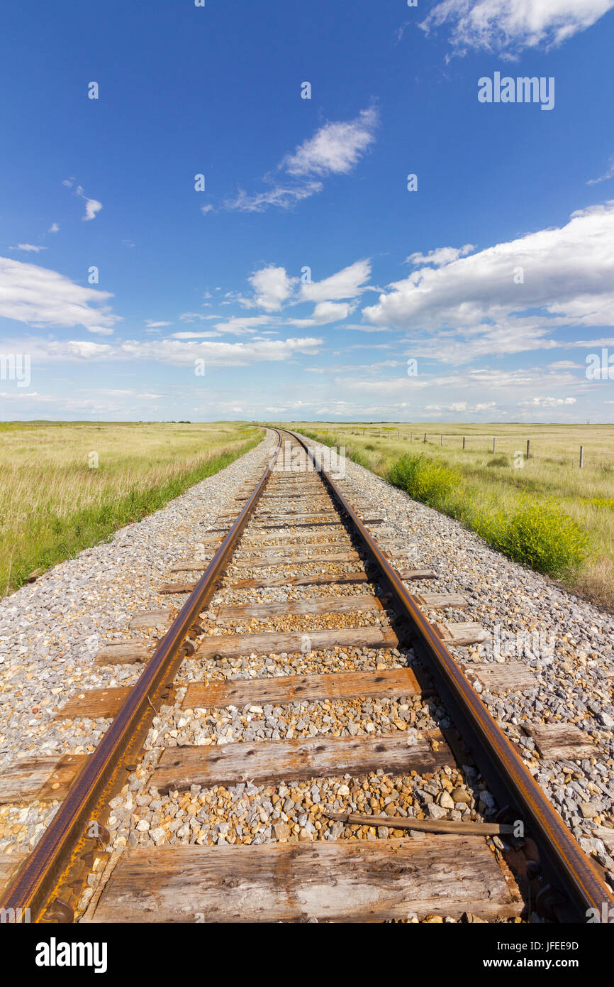 Des voies de chemin de fer dans la région des prairies de l'Alberta. Banque D'Images