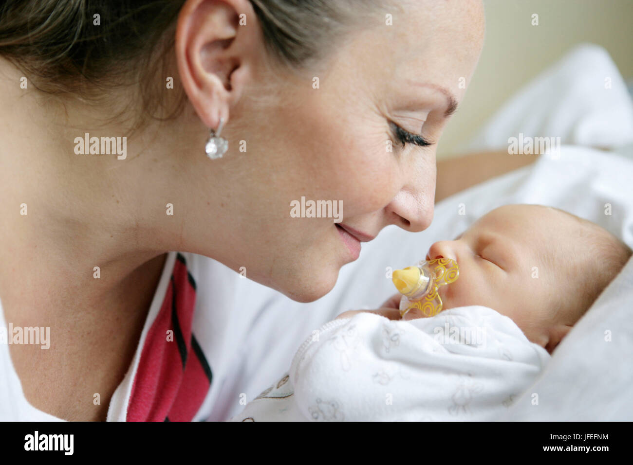 Mère à l'hôpital avec un enfant nouveau-né Banque D'Images
