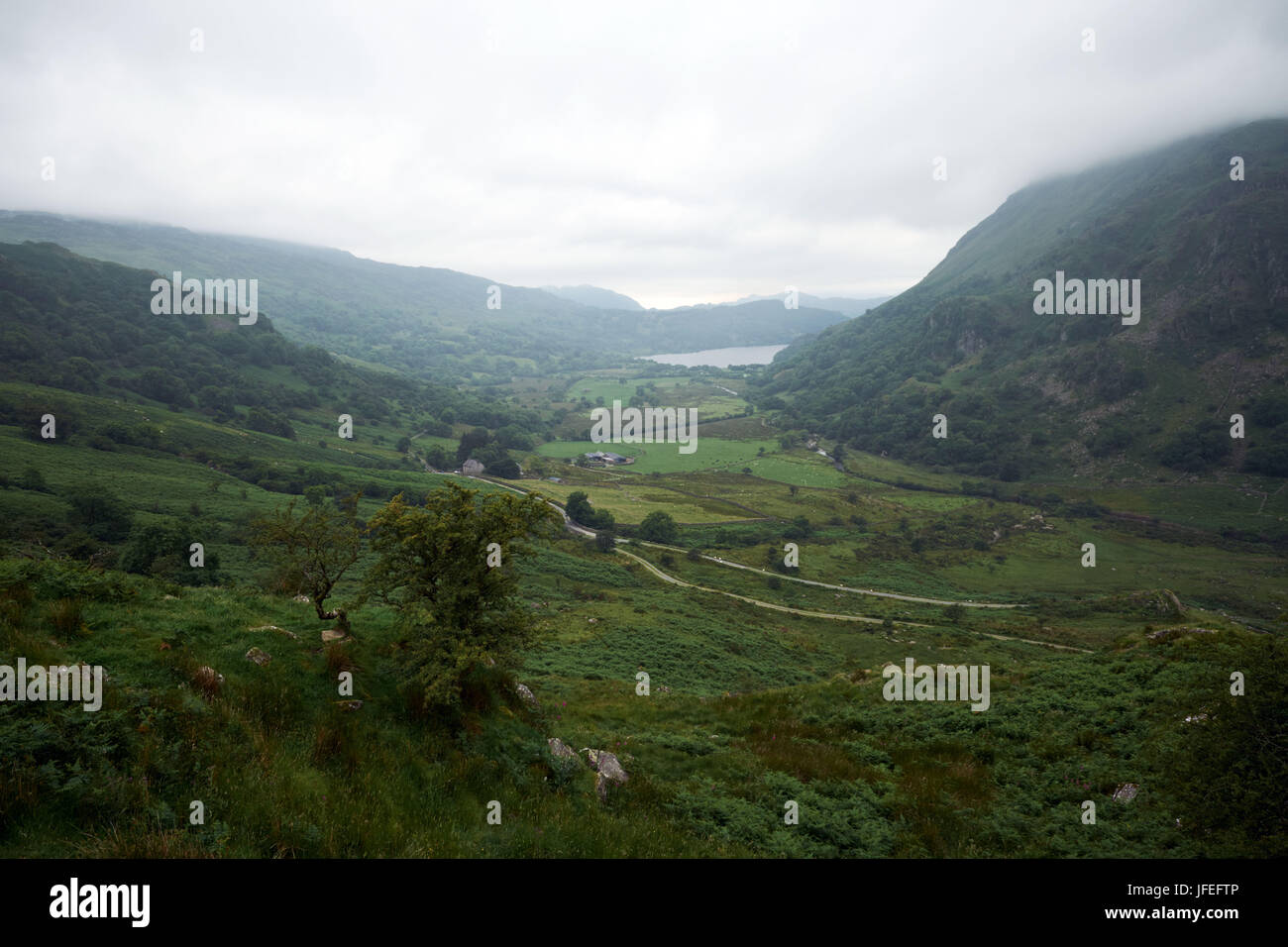Llyn gwynant, le lac près de Snowdon, au milieu du parc national de Snowdonia welsh park Banque D'Images