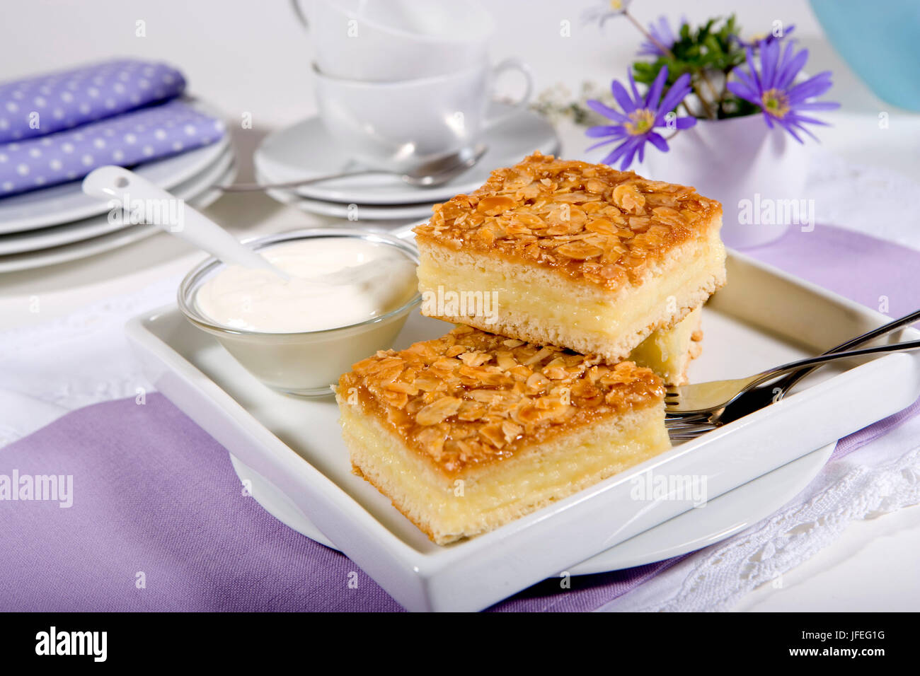 Bienenstich Blechkuchen Hefeteig, traditioneller aus mit Vanille-Puddingcreme Banque D'Images