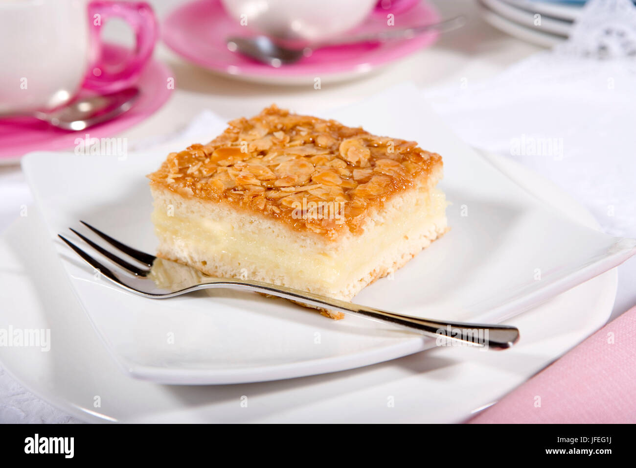 Bienenstich Blechkuchen Hefeteig, traditioneller aus mit Vanille-Puddingcreme Banque D'Images