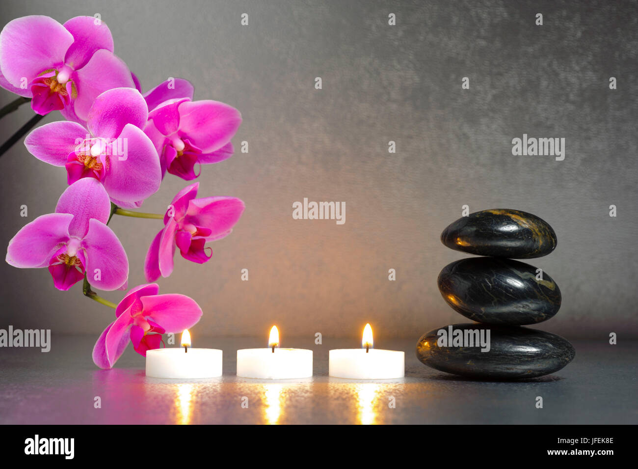 Jardin zen japonais de la détente, des bougies, des fleurs d'orchidées, des pierres, Banque D'Images