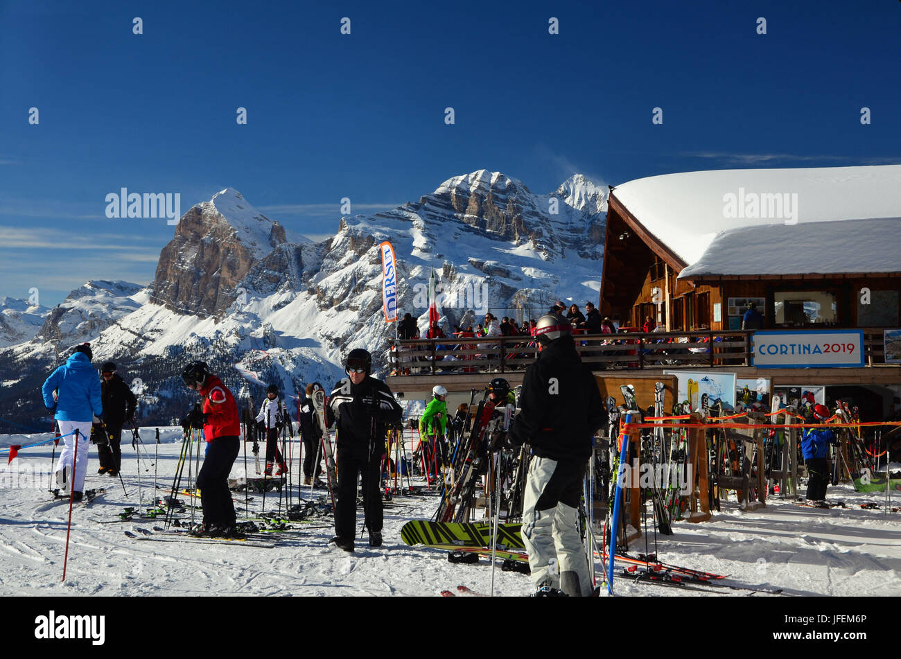 Italie, Vénétie, Cortina d'Ampezzo, Dolomites, Belvedere, chalet de ski, vue panoramique, l'hiver Banque D'Images