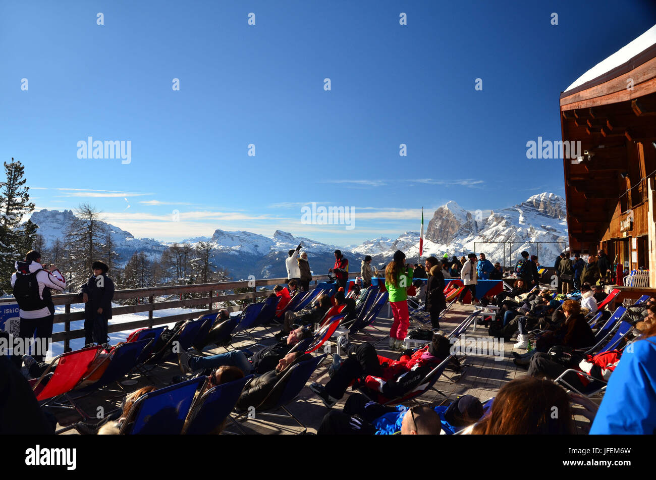 Italie, Vénétie, Cortina d'Ampezzo, Dolomites, Belvedere, chalet de ski, vue panoramique, l'hiver Banque D'Images