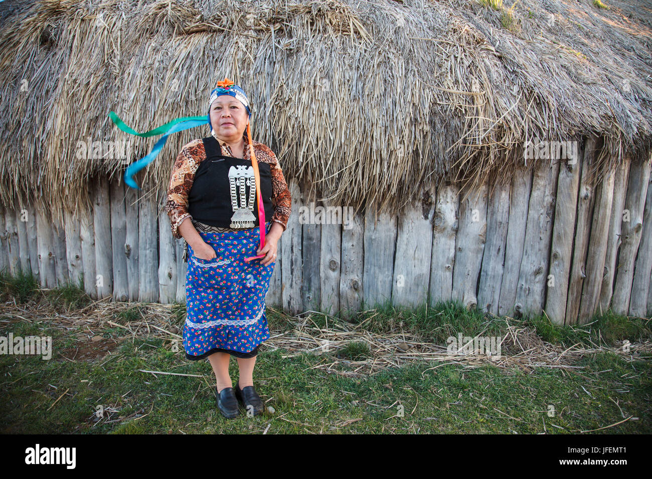 Le Chili, Araucania, Llaguepulli, Mapuche, Ruka, maison ronde, femme, costume traditionnel, Banque D'Images