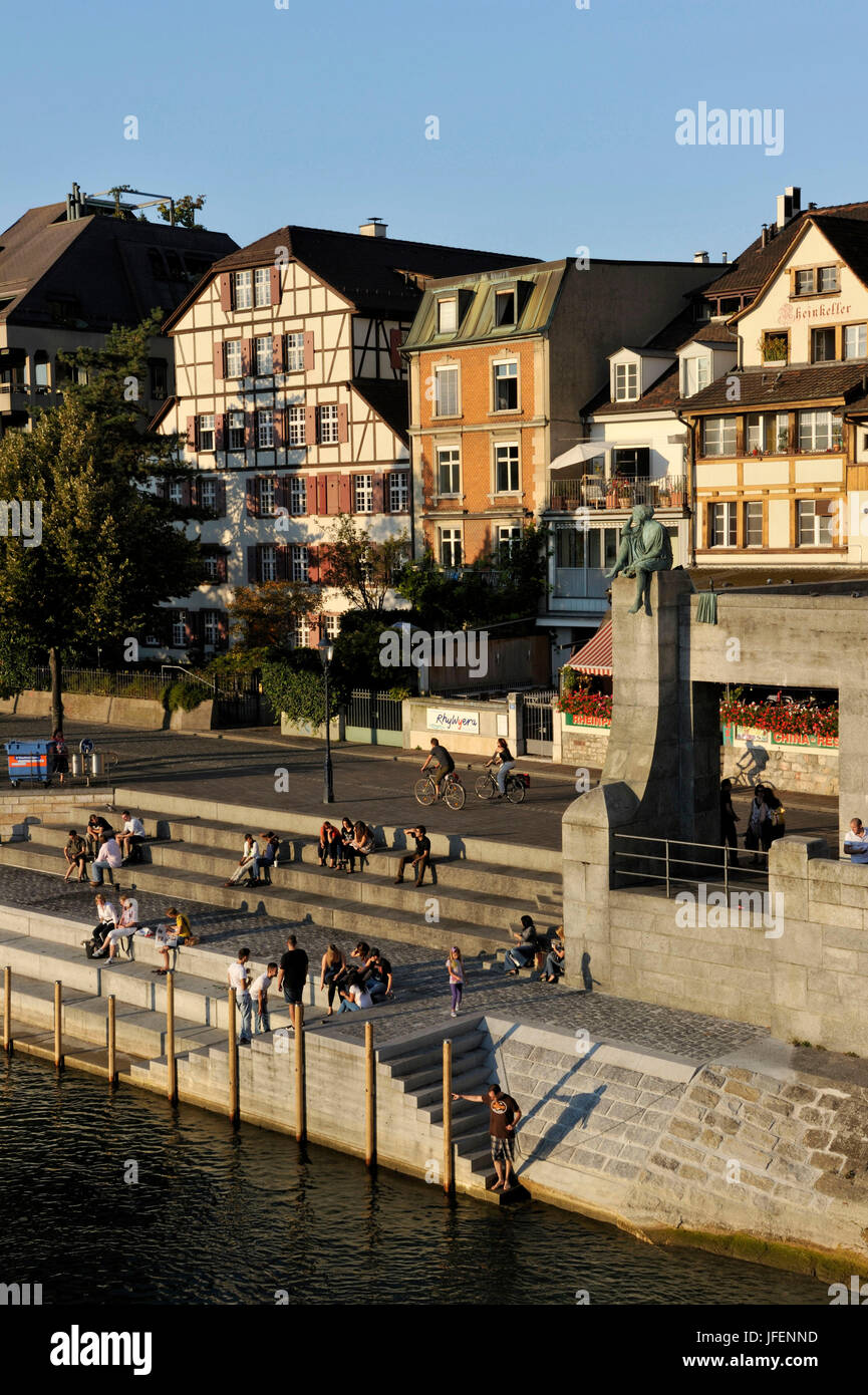 La Suisse, dans le Canton de Bâle-Ville, Bâle, Bâle peu district sur la rive droite du Rhin, la statue de Helvetia, qui est l'allégorie féminine symbolizingSwitzerland, assis sur le Mittlere Brücke, pont, Banque D'Images