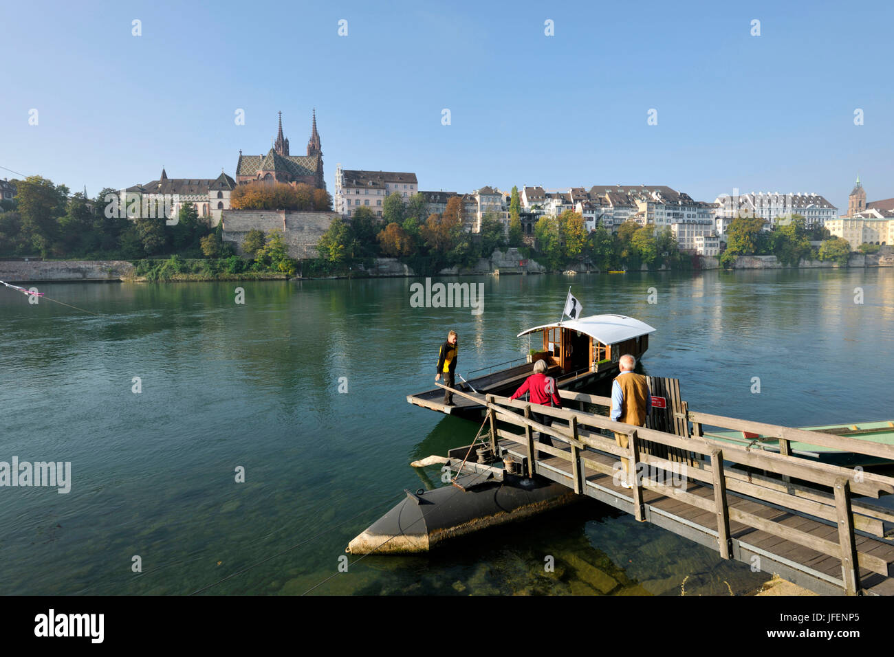 La Suisse, Canton de Bâle-Ville, Bâle, la rive gauche du Rhin, Grand, et la cathédrale de Bâle, avec la Cathédrale et le traversier de Münster Rhin Banque D'Images