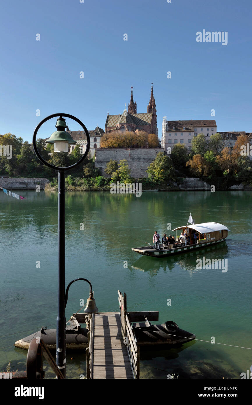 La Suisse, Canton de Bâle-Ville, Bâle, la rive gauche du Rhin, Grand, et la cathédrale de Bâle, avec la Cathédrale et le traversier de Münster Rhin Banque D'Images