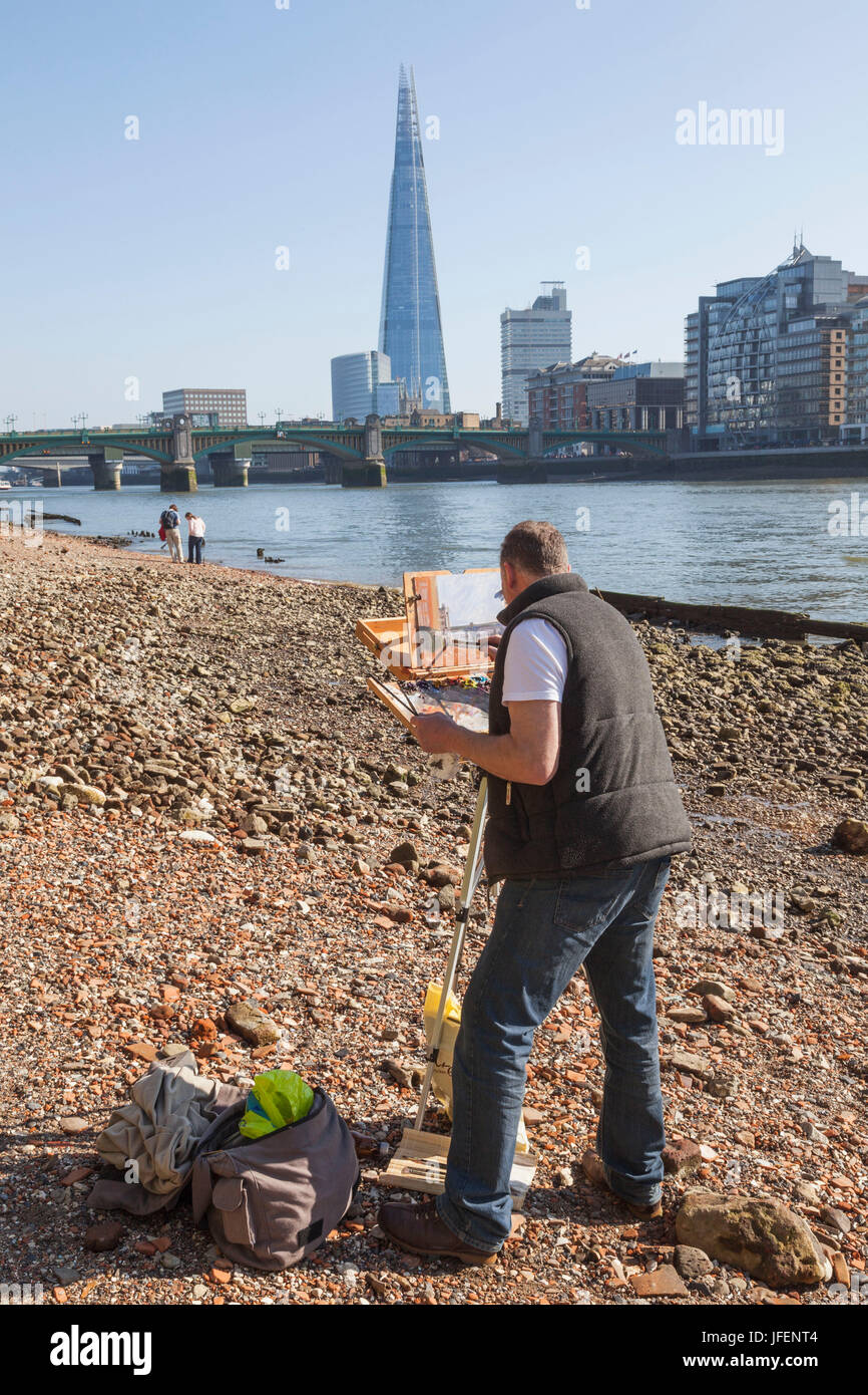 L'Angleterre, Londres, l'artiste sur la Banque de la Tamise et le tesson Banque D'Images