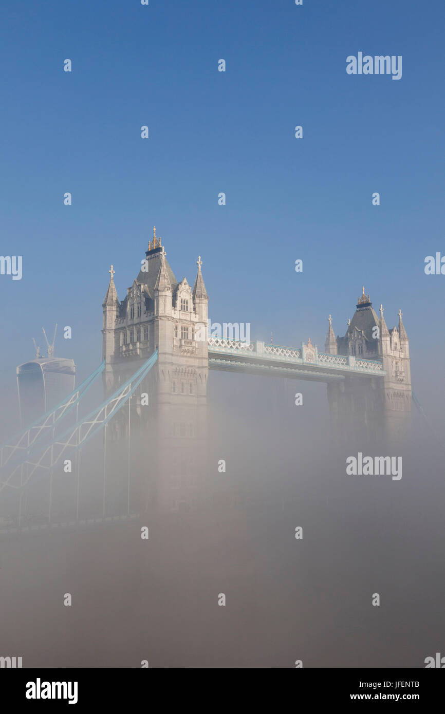 L'Angleterre, Londres, Tower Bridge et le brouillard Banque D'Images