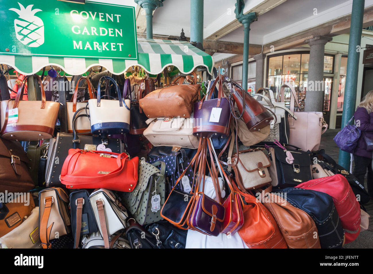 L'Angleterre, Londres, Covent Garden Market Stall, Affichage des sacs à main  pour Femmes Photo Stock - Alamy