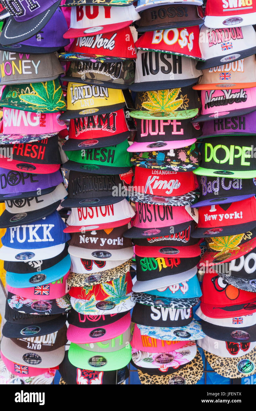 L'Angleterre, Londres, Covent Garden Market, bloquer l'affichage des casquettes de baseball Banque D'Images
