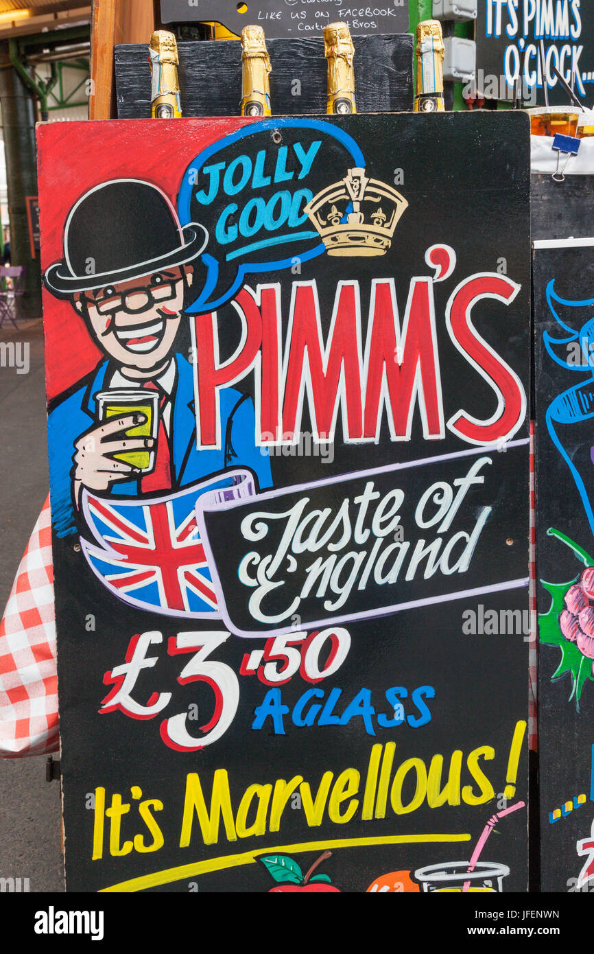 L'Angleterre, Londres, Southwark, Borough Market, Boutique de vin Conseil Publicité Pimm's Banque D'Images