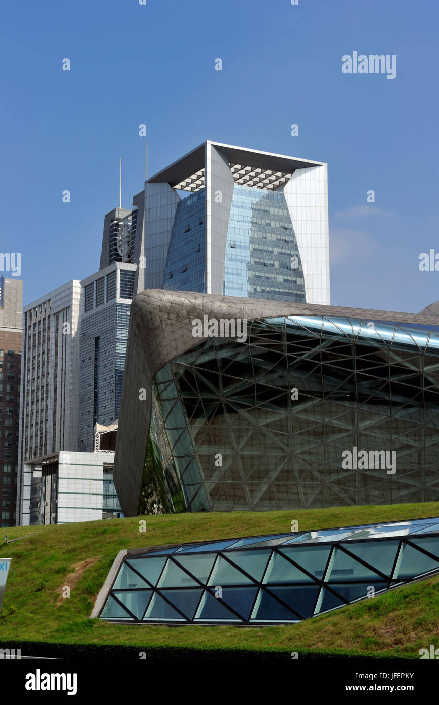 La Chine, la province de Guangdong, Guangzhou, Zhujiang New Town, de l'Opéra par l'architecte Zaha Hadid Banque D'Images