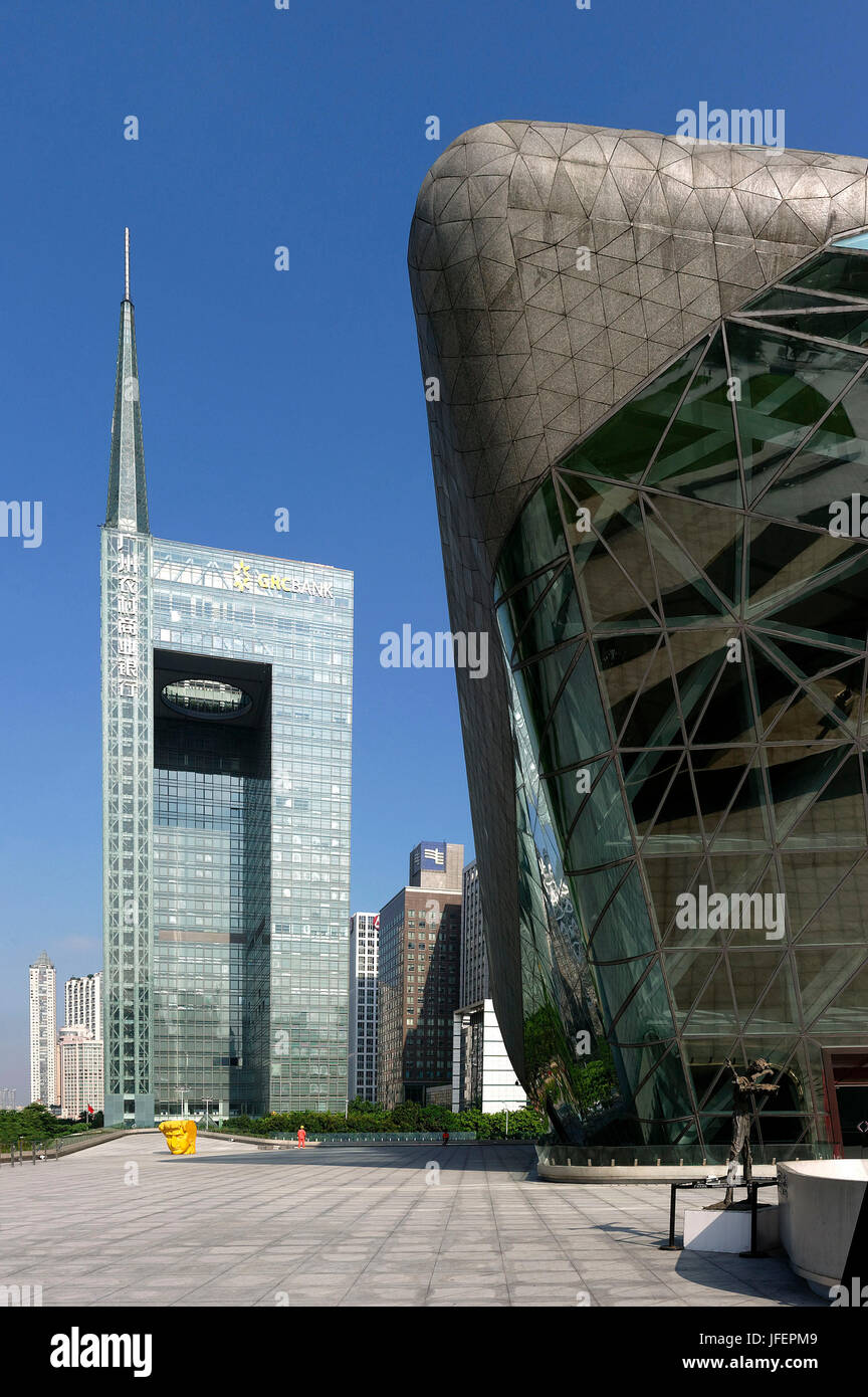 La Chine, la province de Guangdong, Guangzhou, Zhujiang New Town, de l'Opéra par l'architecte Zaha Hadid Banque D'Images